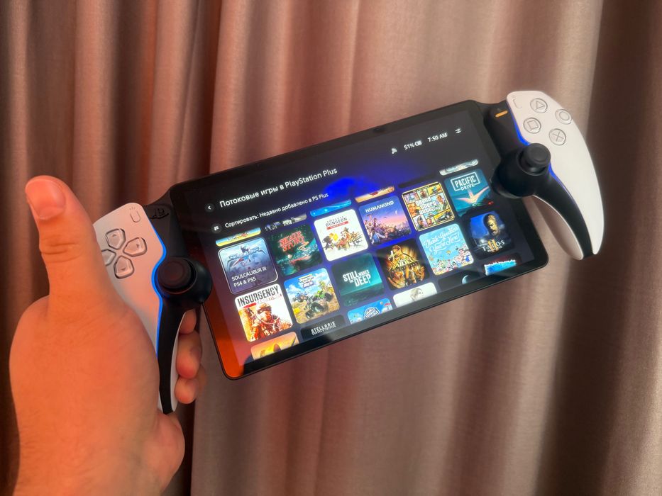 Sony PS Portal с чехлом
