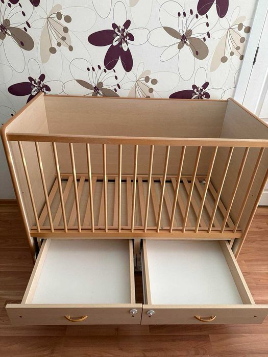 Комплект детска кошара с люлеещ се механизъм + повивалник