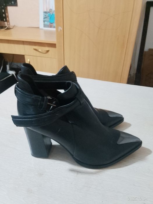 Срочно продам ботинки женские