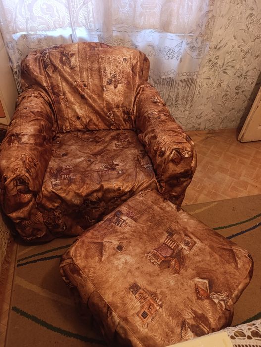 Единичен диван и табуретка