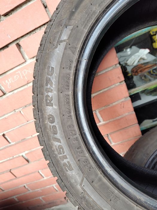 Продавам 2 зимни гуми 215/60/17 С бус Pirelli