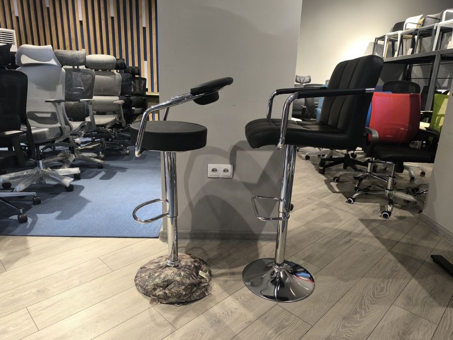 Barniy stul Lia va Charlotte. Барный стул