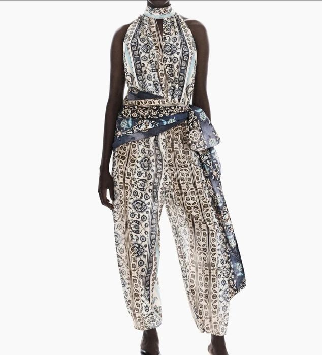 Salopeta spectaculoasa cu spatele gol. H&M.