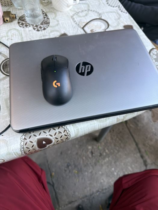 Laptop HP 250 cu Logitech G Pro Wireless