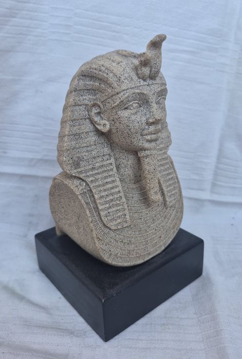 Figurină egipteană bust Tutankhamun din calcar (Lime stone) Colecția Regency, 20cm.