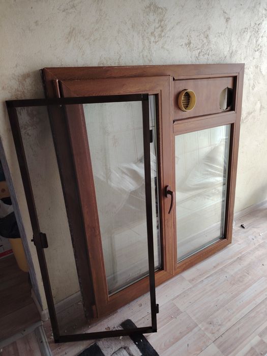 Fereastra termopan de bucătărie cu gaura pentru hota și centrala