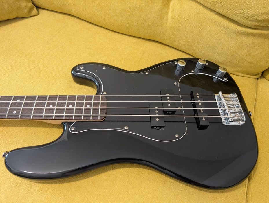 Set bass electric Squire Precision si amplificator - set sau separat