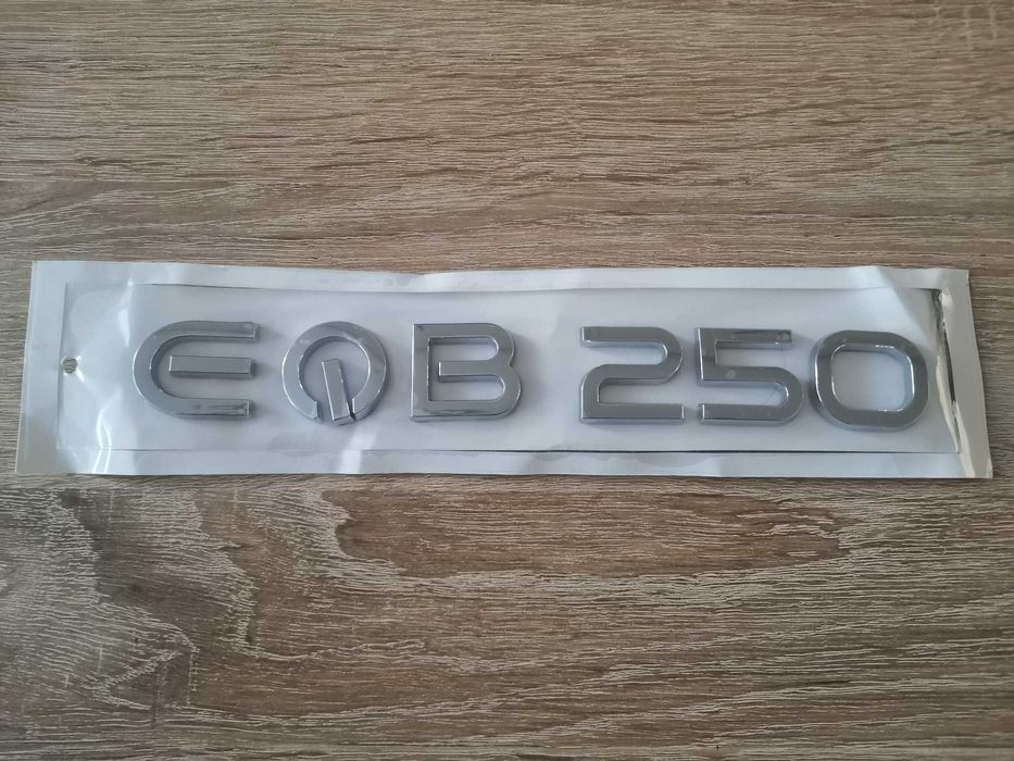 сребрист надпис Mercedes Benz EQB 250