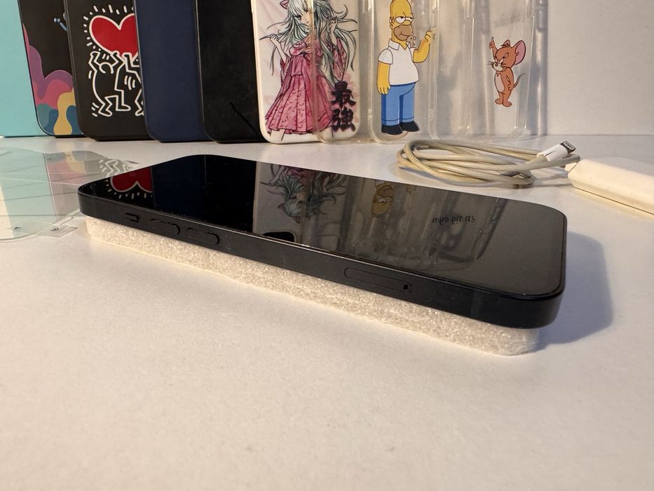 Iphone 13 256gb Midnight black (тъмносин) с 9 калъфа и 4 протектора