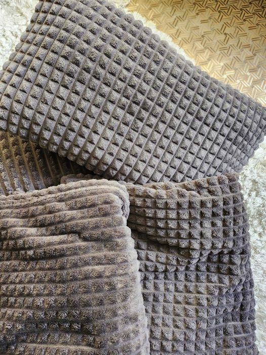 Продавам в комплект 2 одеяла и 2 възглавници