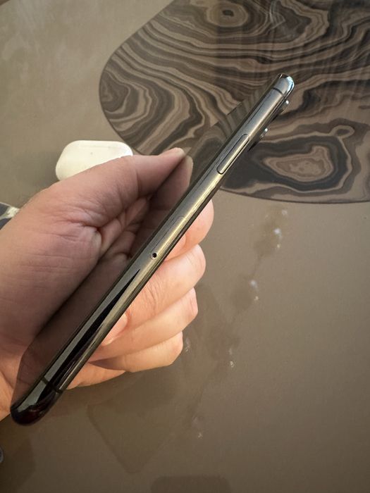 Vand iphone 11 pro + airpods cadou