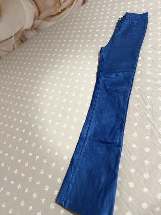 Pantaloni piele  evazati  albastru metalic
