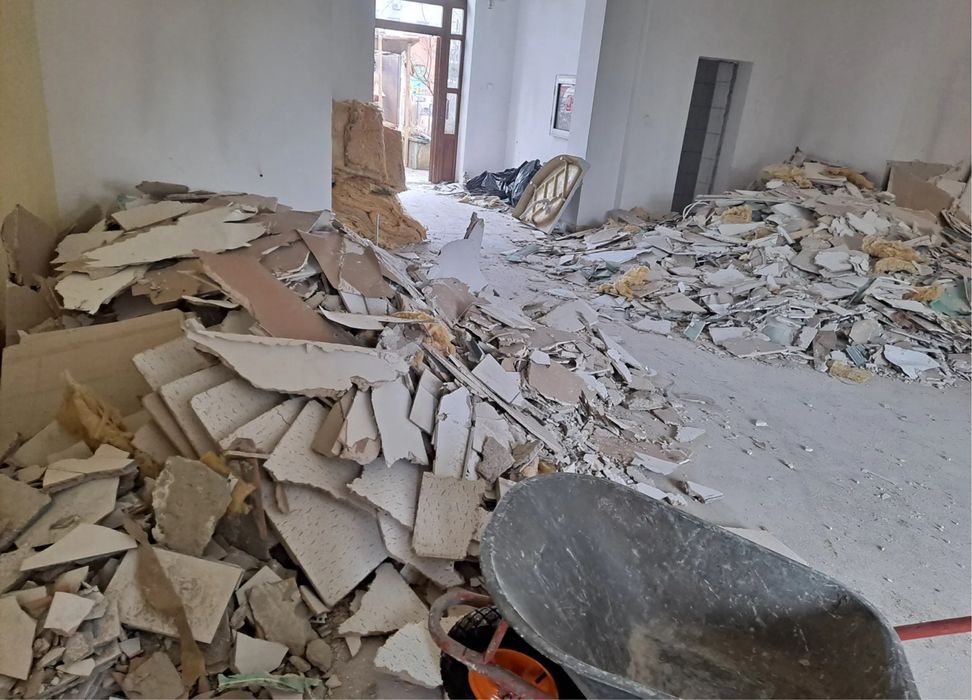 Transport moloz nisip piatra gunoi mobila demolari avem si manipulanti