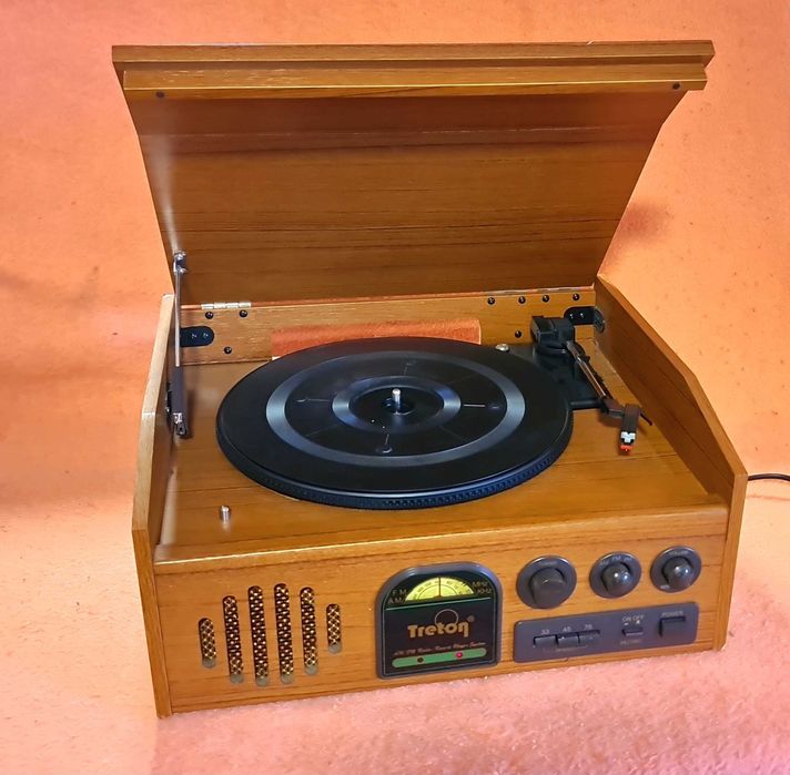 Radio cu pickup "Treton" Funcțional.