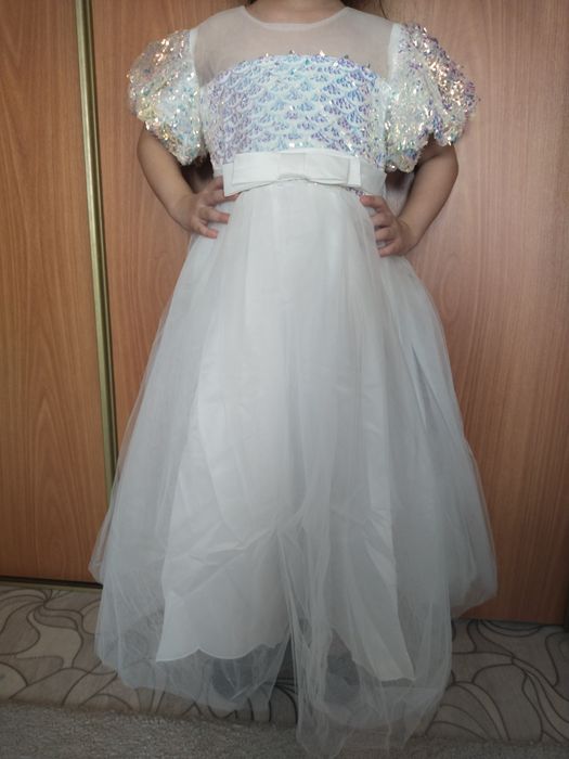 Продам новое  платье для девочки