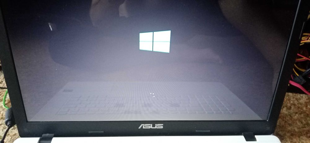 Продавам лап топ asus..