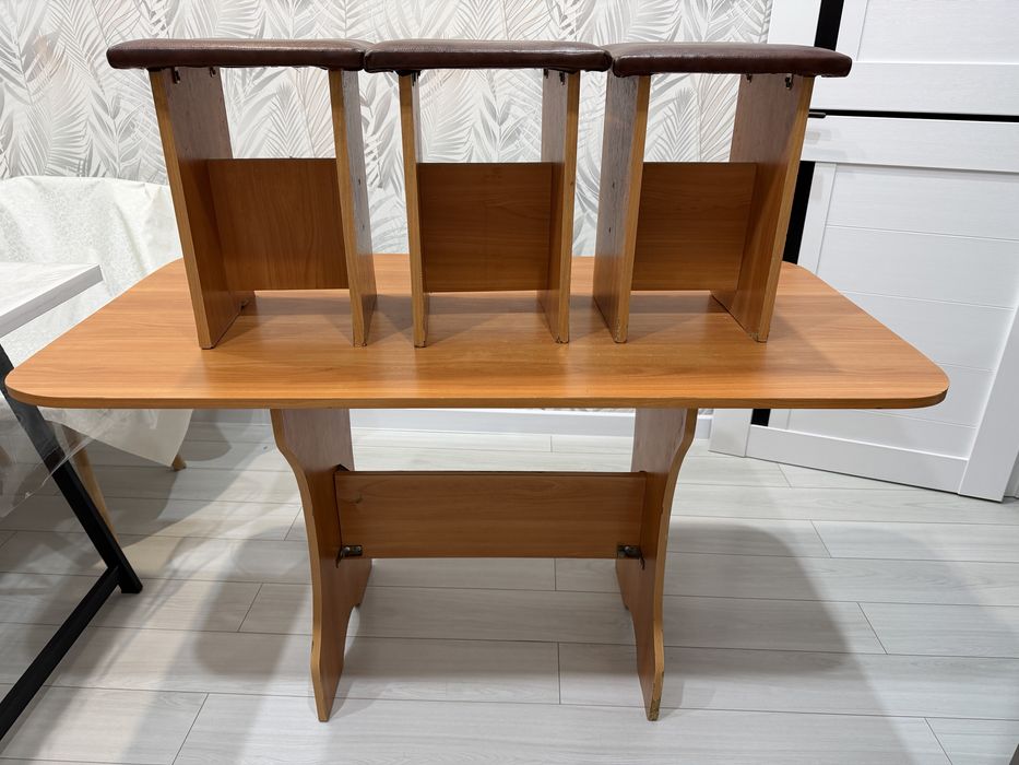 Стол со стульями