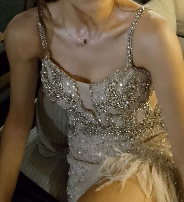 Продават се 2 броя официални рокли