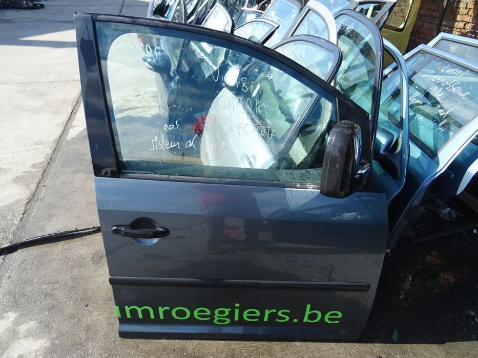 Vand Usa Fata Dreapta Volkswagen Caddy din 2007 fara rugina fara lovituri
