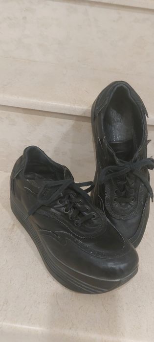 Дамски обувки на платформа.