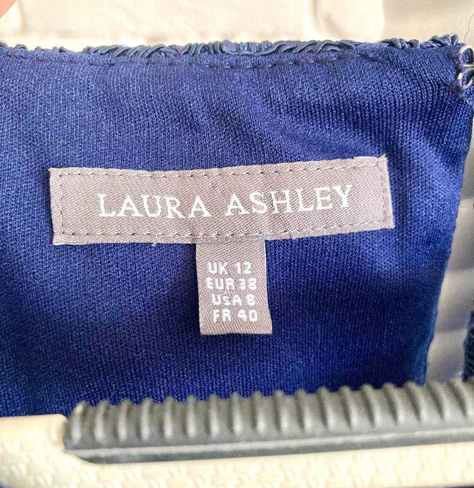 Вышитое тёмно-синее платье Laura Ashley из Великобритании
