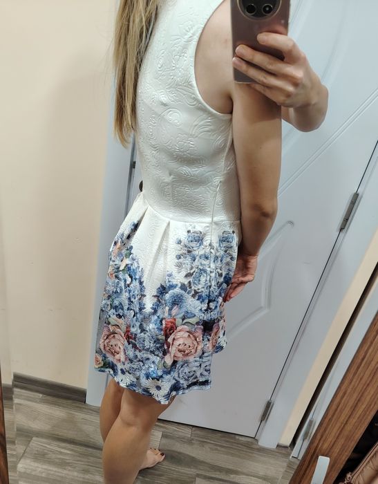 Красива бяла рокля с цветя