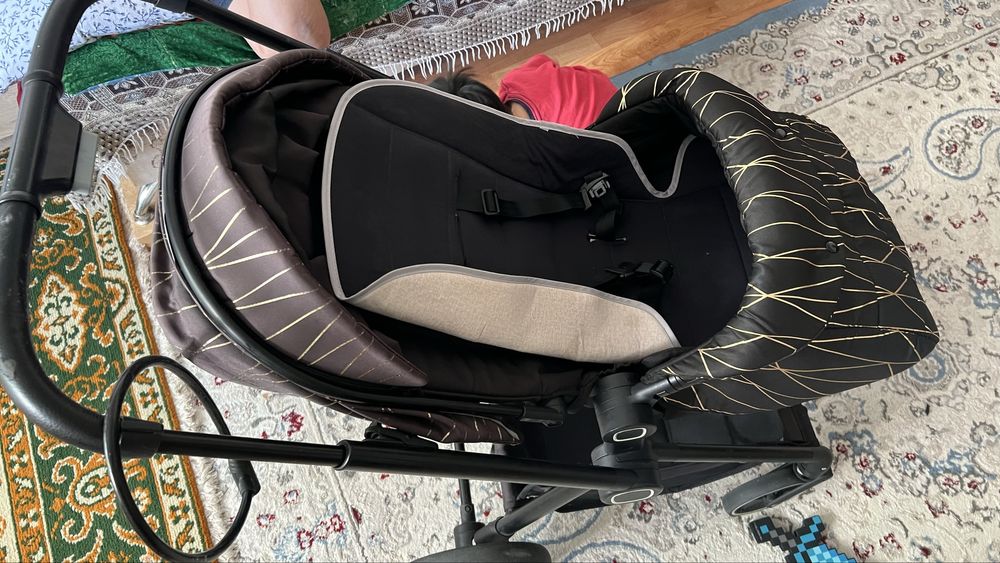 Продам коляску от рождения