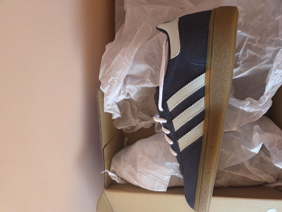 Vand Adidas marimea 41, talpa este 25,5 cm
