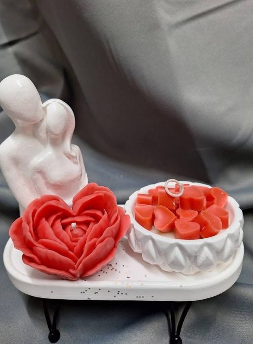 Подарък влюбени свещ и фигурка