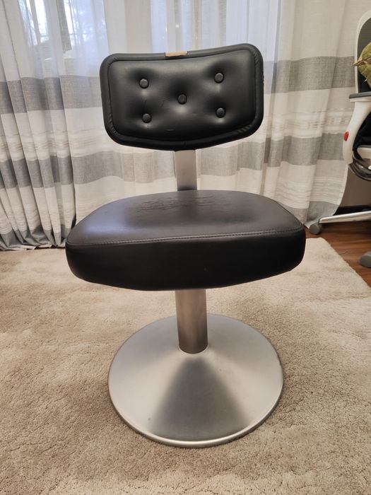 Качественный вращающийся стул. В наличии 2 стула