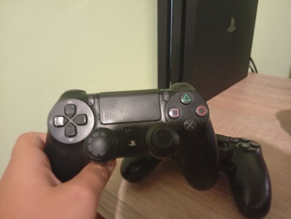 Продавам PS4 pro с два контролера и  5 игри