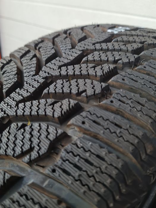 Зимни гуми 2 броя SYRON Everest2 205 60 R16 дот 3723