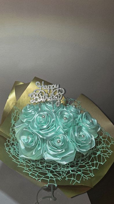 Букет с изкуствени цветя.