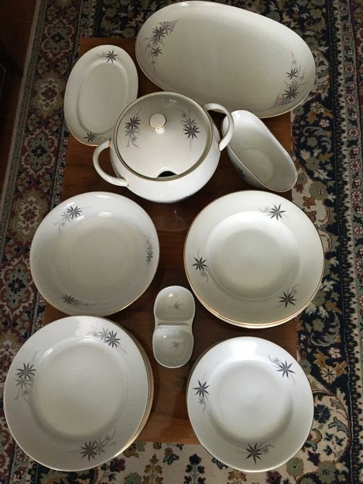 Serviciu de masa, din portelan Bulgaria, 24 piese, neutilizat.