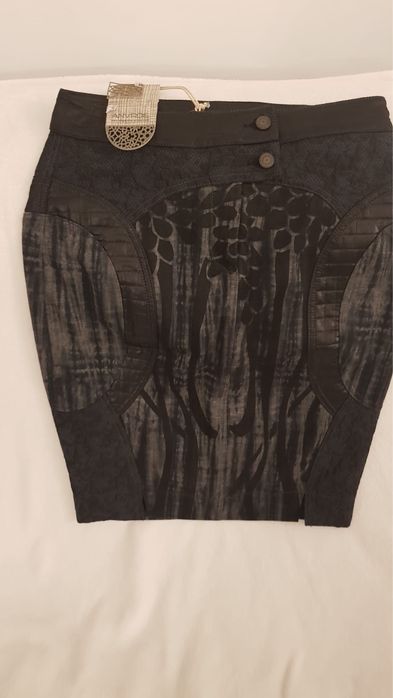 Нова пола с визия на комбинация на кожа, дантела