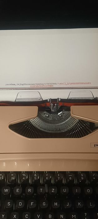 Mașină de scris Privileg 270 impecabilă