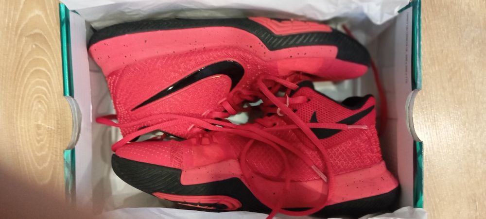 Продам баскетбольные кроссовки kyrie 3