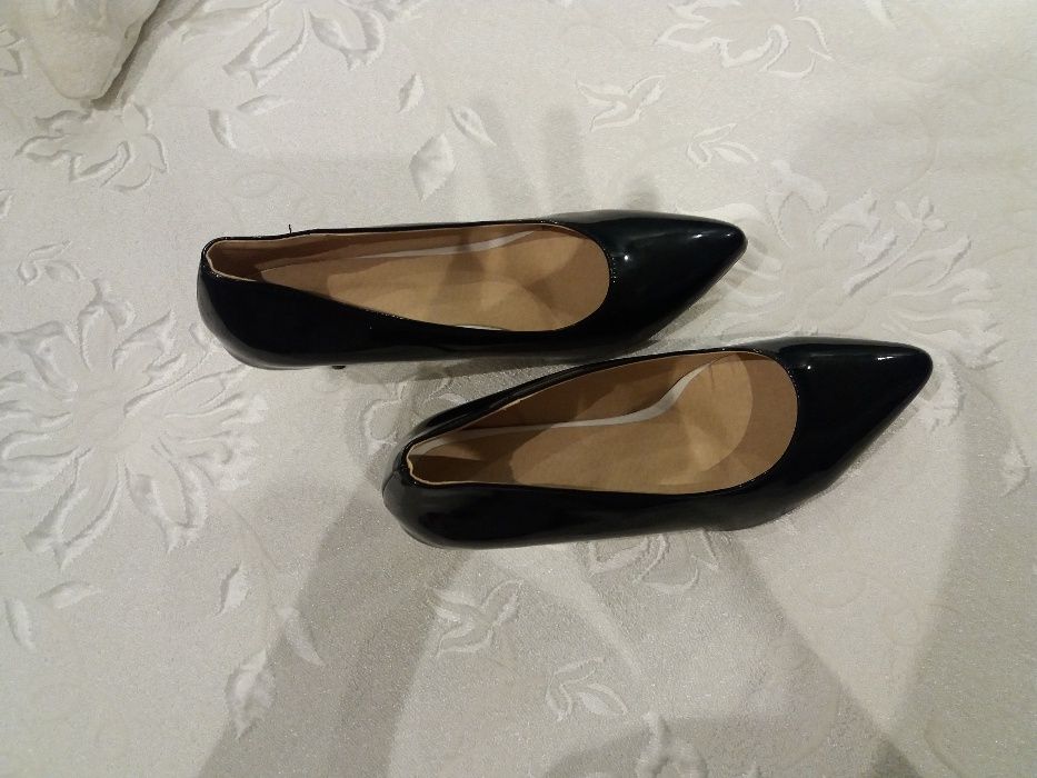 чисто нови официални обувки черен лак с 8см. ток размер 40_60лв.