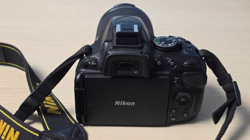 Nikon D5200 + obiectiv 18-55 Nikon + obiectiv 18-200 Tamron