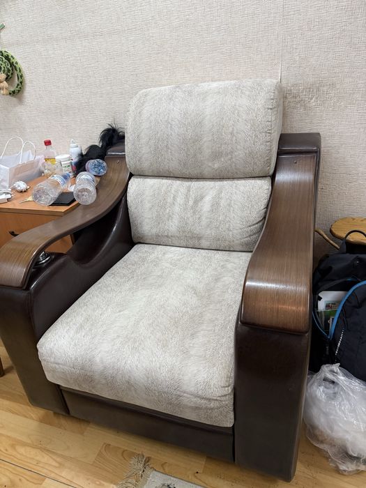 Кресло в коричневом цвете