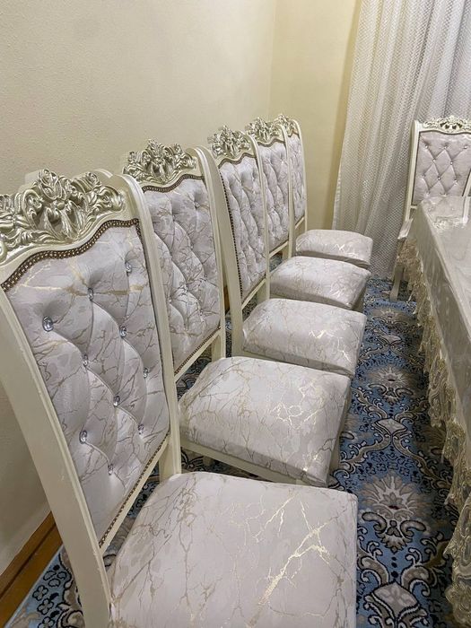 12 kishilik yangi stol stul komplekt srochna sotiladi. Narxi 5 mln