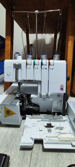 Оверлок Bernina Bernette Funlock B44 белый