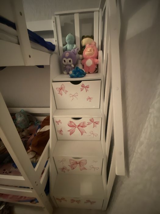 продам двухъярусную детскую корвать с лестницей