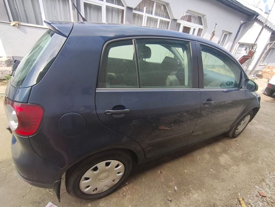 Proprietar. Vând golf 5. Plus