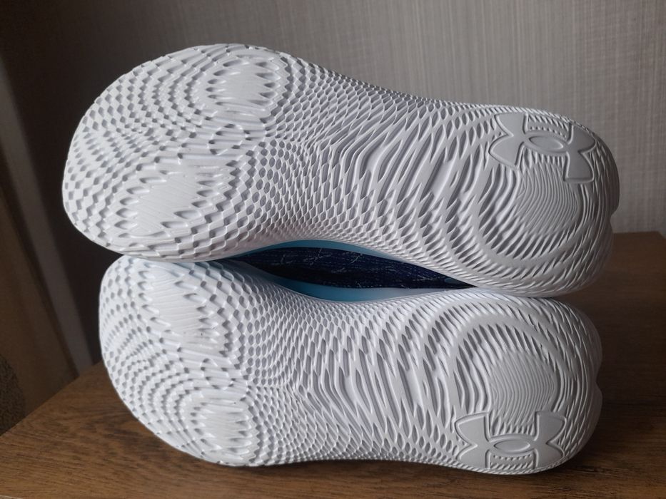 Under armour маратонки 43 номер.