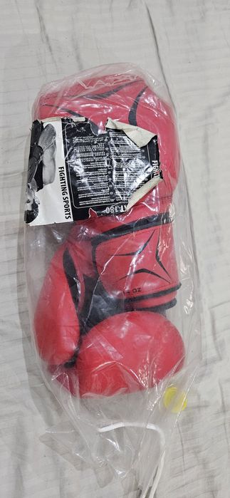 Боксёрские перчатки и бинты