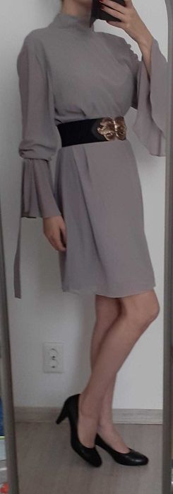 Rochie gri cu tente violet din voal cu mânecă lungă