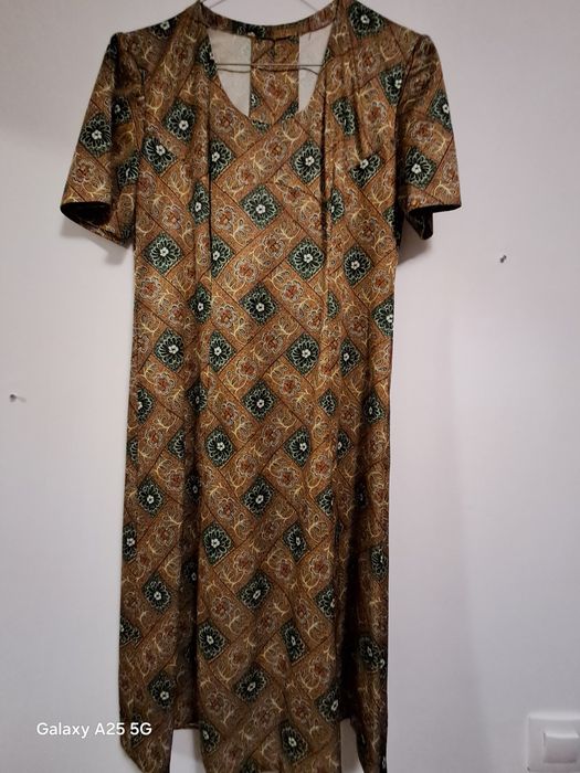 Rochie cu mâneci 3/4,material matasos.