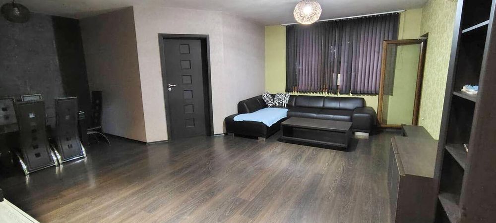 Дава се под наем Тристаен апартамент в Бургас, Изгрев - 95 кв.м за 612 € - Снимка #1