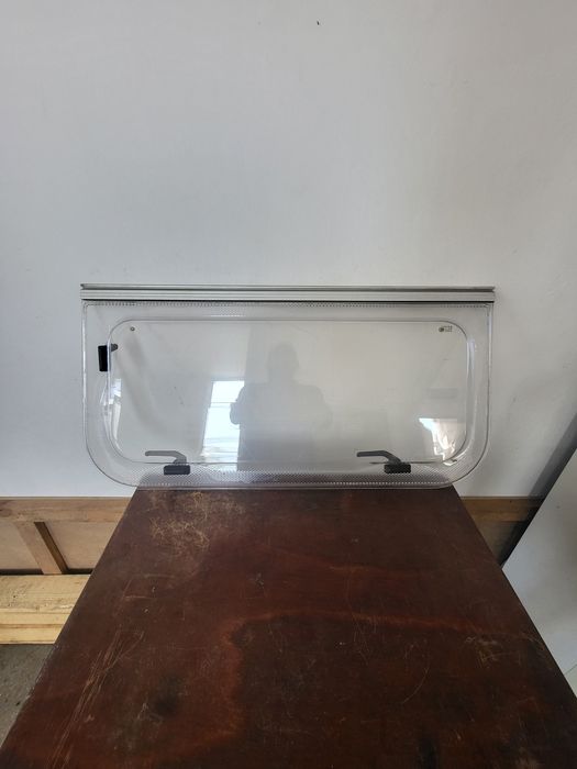 Vand geamuri rulota am mai multe modele.